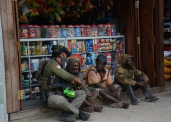 Personel Satgas Damai Cartenz Gelar Kegiatan Sosial di Paniai