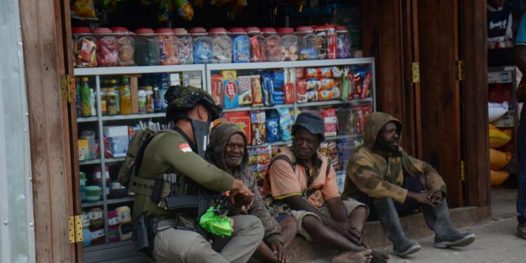 Personel Satgas Damai Cartenz Gelar Kegiatan Sosial di Paniai