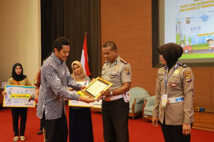 DPRD DIY memberikan piagam Kepada Kepolisian Polda DIY