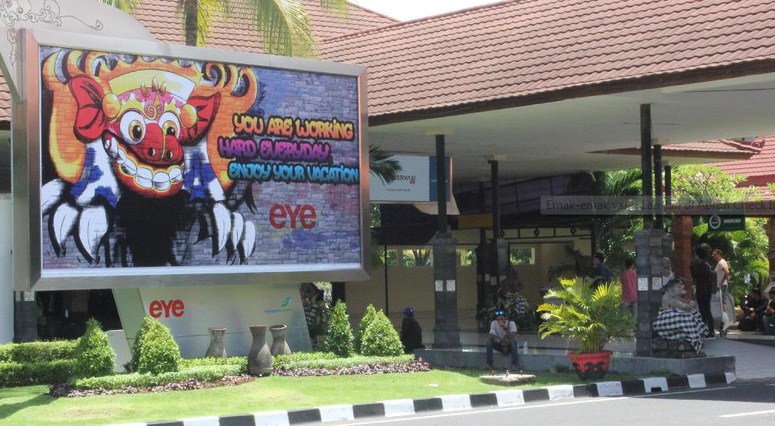 Video Emak-emak Viral ketingalan Pesawat Hingga Pingsan