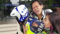 Aksi Heroik Bripka Sigit Prabowo menggendong Pria yang terkena serangan jantung mendapat apresiasi masyarakat.