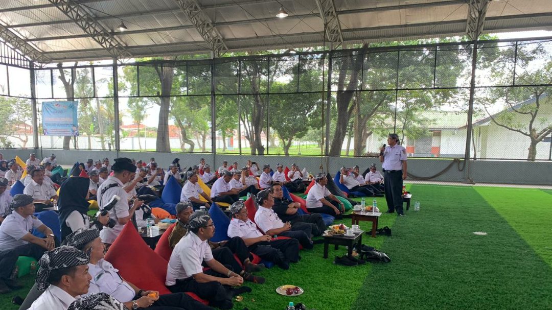 Edi Sukmoro memberikan arahan kepada para pegawai PT KAI dalam acara Persiapan Angkutan Lebaran 2020.