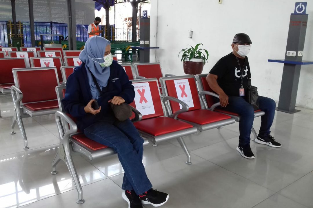 PT KAI (Persero) menerapkan kebijakan Social Distancing di sejumlah stasiun yang berada di Daop dan Divre. (Foto: Headline.co.id)