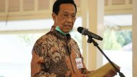 Sri Sultan Hamengkubuwono X selaku Gubernur DIY memberikan keterangan pers di Bangsal Kepatihan Yogyakarta. (Foto: Humas Jogja)