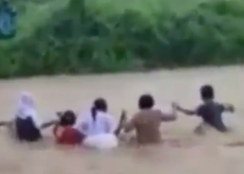 Tangkapan layar video viral guru dan siswa di Malut seberangi sungai deras