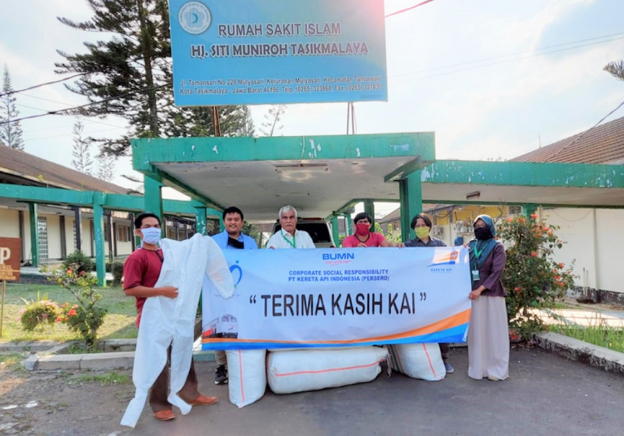 Bantuan KAI berupa ALat Pelindung Diri (APD) ceoverall untuk RUmah Sakit Islam Hj. Siti Muniroh Tasikmalaya