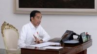 Jokowi memimpin rapat pembahasan tentang ketersediaan bahan-bahan pokok didaerah. (Foto: Setpres)