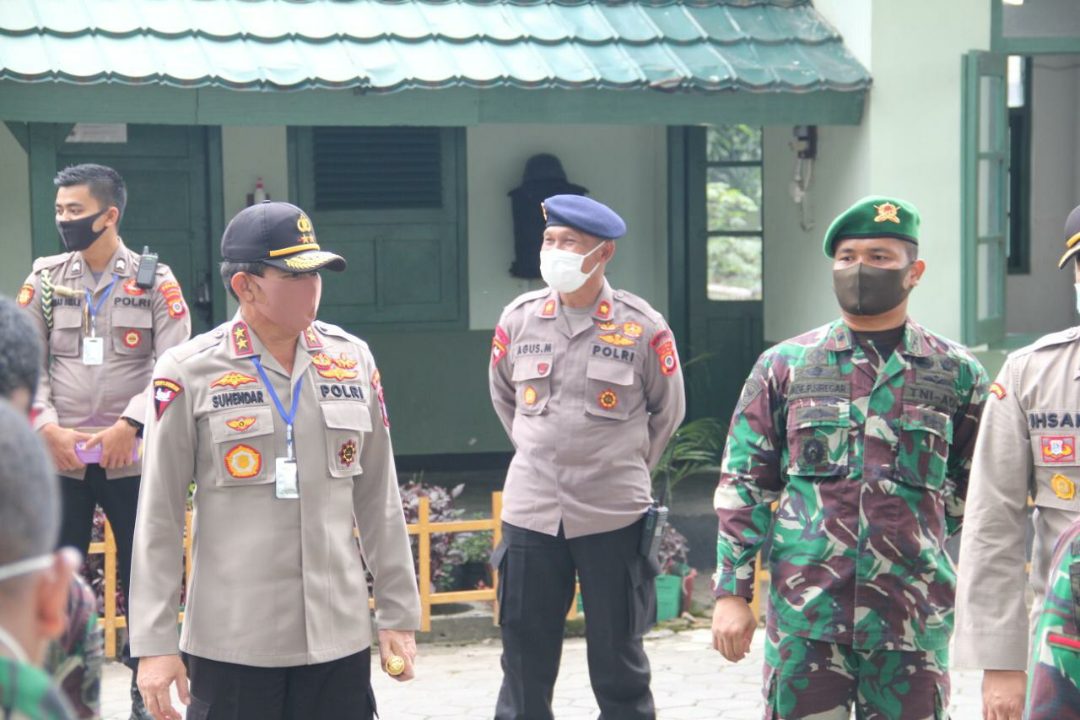 Kapolda DIY melihat langsung situasi dapur umum yang didirikan oleh Brimob Polda DIY dan Batalyon Infanteri 403 TNI AD. (Foto: Headline.co.id)