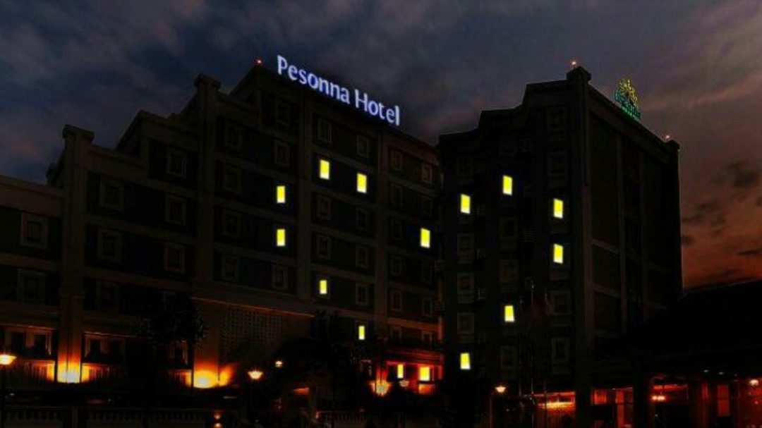 Pesonna Hotel juga menyalakan lampu bersimbol cinta. (Foto: Istimewa)