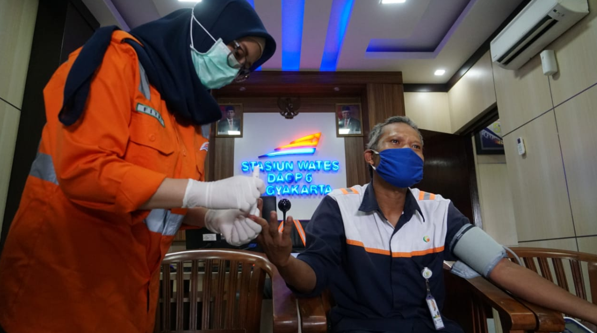 Petugas Kesehatan PT KAI Daop 6 Yogyakarta melakukan pemeriksaan kesehatan cleaning service