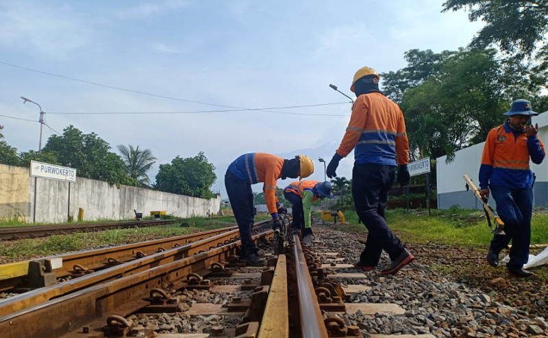 Petugas PT KAI melakukan pengecekan Jalur Kereta Guna Melakukan Perawatan Rel Kereta Api di Stasiun Purwokerto