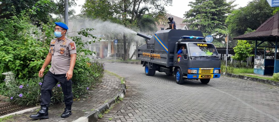 Truk Disinfektan Marine Police menyisir jalan-jalan protokol untuk mencegah penyebaran Covid 19. (Foto: Headline.co.id)