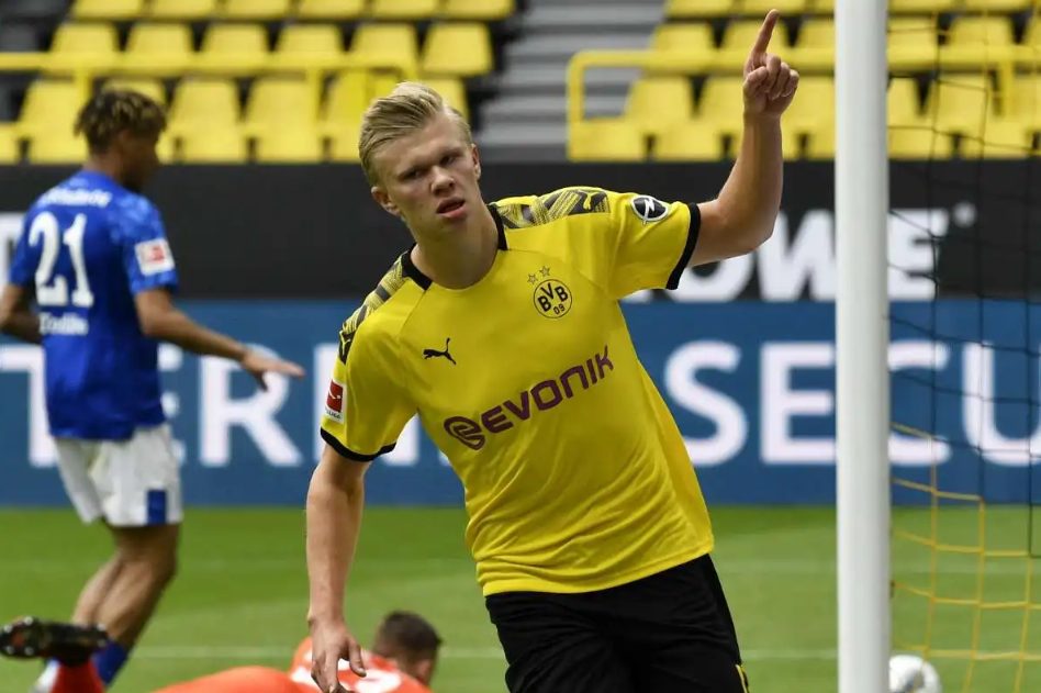 Erling Haaland buka keunggulan Borussia Dortmund atas Schalke 04. (Foto: Goal.com)