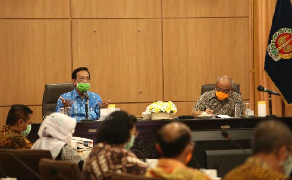 Gubernur DIY, Sri Sultan Hamengku Buwono X memimpin rapat pembahasan SOP New Normal. (Foto: Humasda DIY)