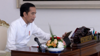 Presiden Joko Widodo memimpin rapat terbatas terkait laporan Tim Gugus Tugas Covid-19 melalui telekonferensi dari Istana Kepresidenan Bogor