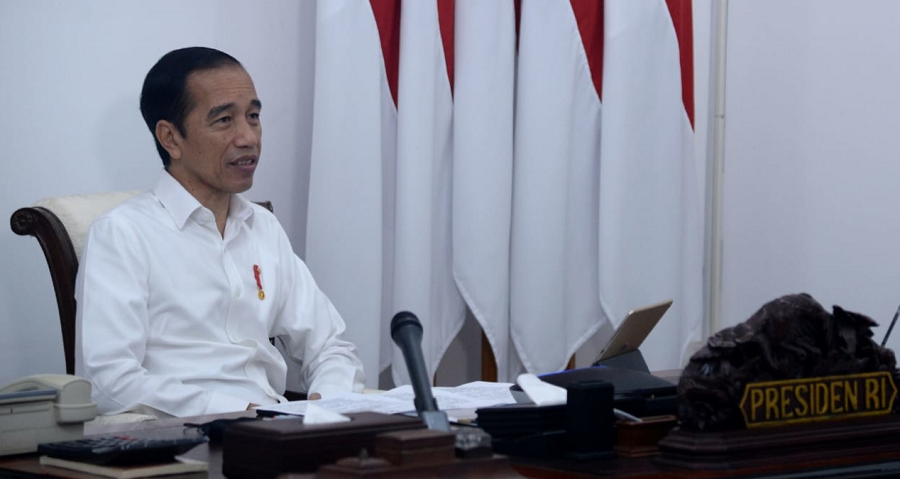 Presiden Joko Widodo memimpin rapat terbatas terkait penyederhanaan prosedur bantuan sosial tunai dan BLT Dana Desa melalui telekonferensi dari Istana Merdeka