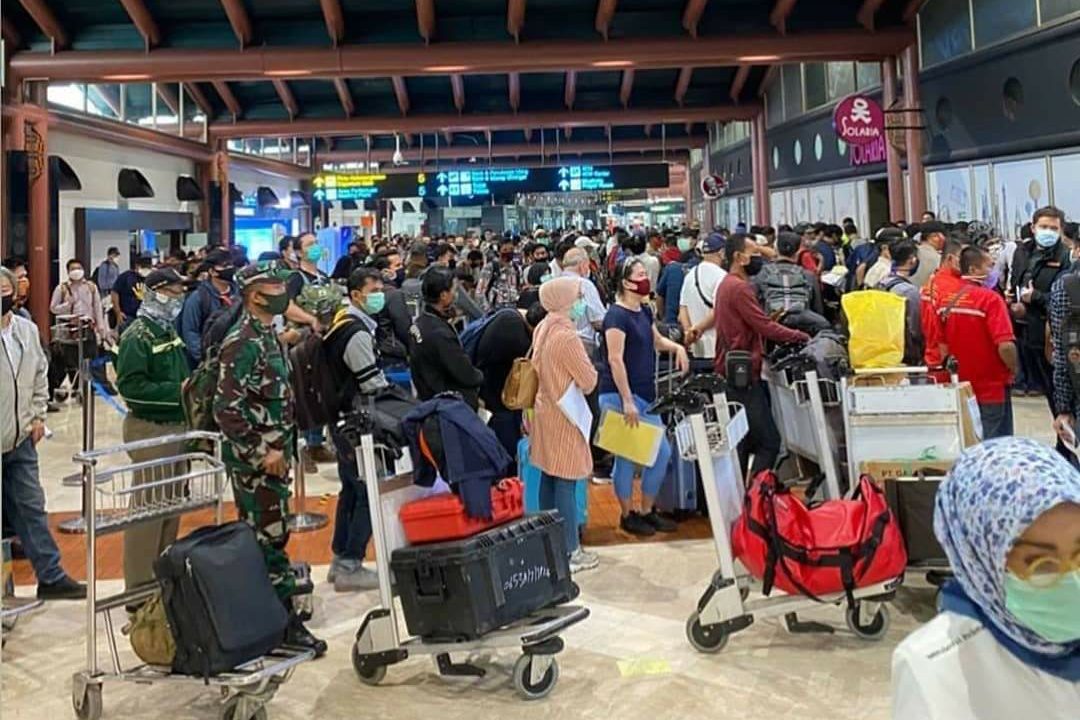 Terminal 2 Bandara Soetta disesaki penumpang yang hendak berpergian. (Foto: Reza Fahlevi)
