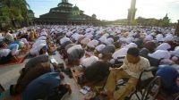 Umat islam melaksanakan shalat Id di Masjid Jami Banjarmasin, Kalimantan Selatan. (Foto: Antara)