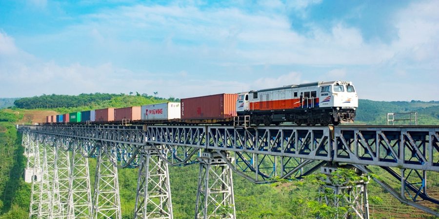 Kereta barang melintasi jembatan Gedebage - Cikubang Jawa Barat
