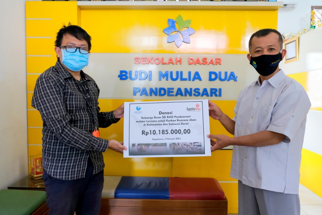 Kepala Sekolah SD BMD Pandeansari secara simbolis menyerahkan bantuan Donasi untuk korban bencana alam Kepada Lazismu DIY