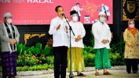 Presiden Joko Widodo menyampaikan keterangan pers selepas peninjauan vaksinasi massal di Pendopo Kabupaten Jombang