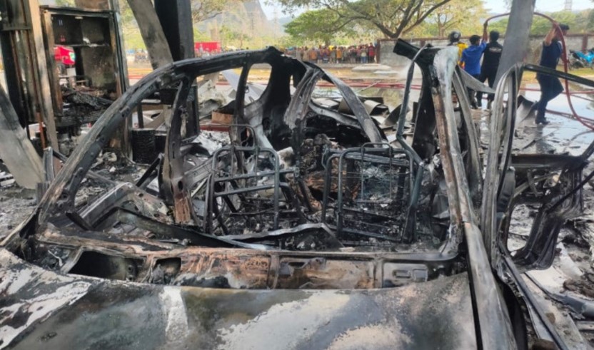 Kondisi Mobil Terbakar di SPBU Pangkep Sulawesi Selatan