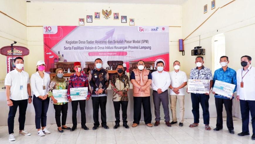 OJK Lampung mengadakan kegiatan sosialisasi dan edukasi mengenai industri pasar modal dan asuransi kepada perangkat desa dan masyarakat di Lampung Selatan