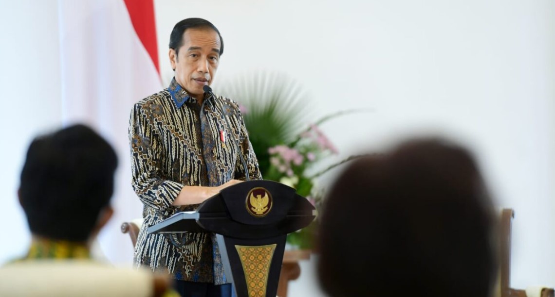 Presiden Joko Widodo memberikan arahan kepada Dewan Komisaris dan Direksi PT Pertamina dan PT PLN di Istana Kepresidenan Bogor