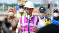 Presiden Joko Widodo memberikan keterangan selepas meresmikan jalan tol Serang-Panimbang seksi I ruas Serang-Rangkasbitung di Gerbang Tol Rangkasbitung