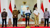 Presiden Joko Widodo menyampaikan keterangan di Istana Merdeka, Jakarta, pada Senin, 29 November 2021