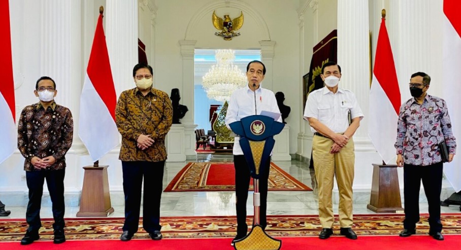 Presiden Joko Widodo menyampaikan keterangan di Istana Merdeka, Jakarta, pada Senin, 29 November 2021