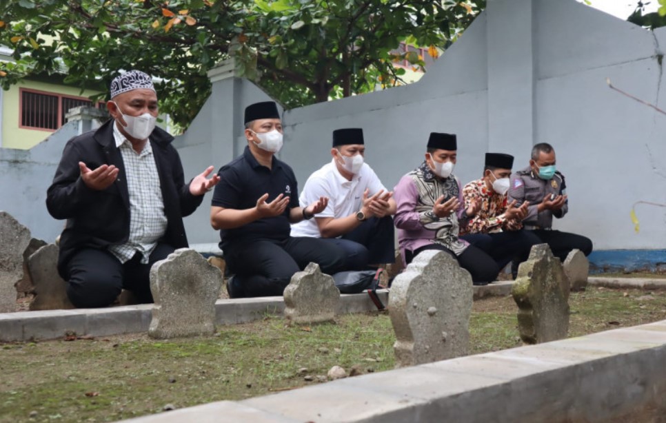 Wali Kota Depok, Mohammad Idris bersama Sekertaris Daerah Kota Depok berziarah ke makam Tri Murti pendiri Pondok Pesantren Modern Darussalam Gontor