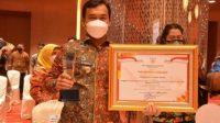 Bupati Batang, Wihaji usai menerima JDIH Award 2021