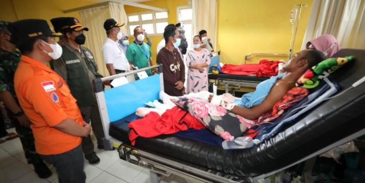 Kepala BNPB Letjen TNI Suharyanto bersama Menko PMK Muhadjir Effendy melakukan peninjauan korban terdampak di Rumah Sakit Umum Daerah Pasirian