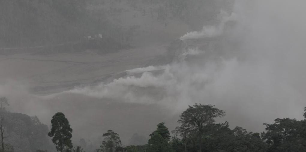 Pantauan udara aktivitas Gunung Semeru menggunakan helikopter BNPB