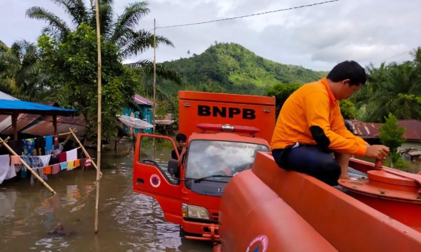 Petugas BPBD melakukan penyedotan air banjir yang menggenangi pemukiman warga