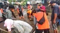 Petugas dan warga membersihkan lumpur dan material sampah pascabanjir bandang di Kabupaten Klungkung