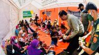 Presiden Joko Widodo meninjau langsung posko pengungsian yang terletak di Lapangan Desa Sumberwuluh