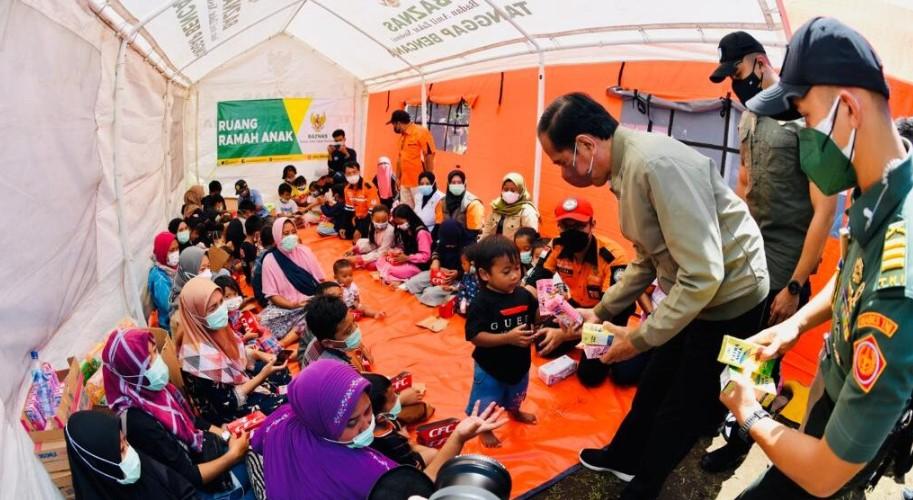 Presiden Joko Widodo meninjau langsung posko pengungsian yang terletak di Lapangan Desa Sumberwuluh