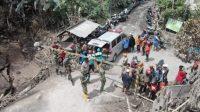 Proses pencarian dan evakuasi korban terdampak erupsi Gunung Semeru oleh tim satuan tugas gabungan