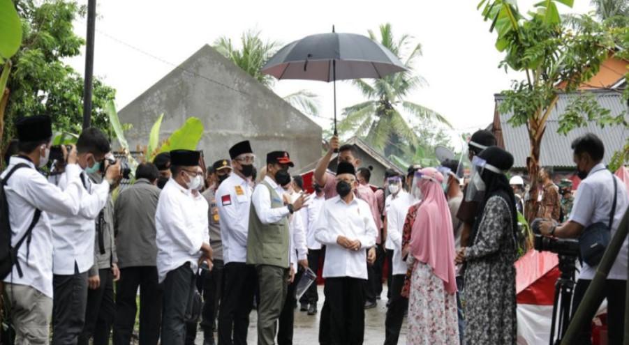 Kepala BNPB Letjen TNI Suharyanto mendampingi Wakil Presiden RI KH Ma’ruf Amin dalam peninjauan lokasi terdampak gempabumi M 6,6 di Kampung Cibeulah