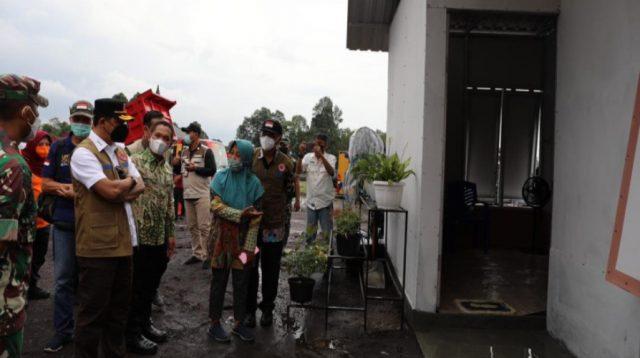 Kepala Badan Nasional Penanggulangan Bencana Letjen TNI Suharyanto meninjau lahan yang akan dibangun Hunian Sementara bagi korban Erupsi Gunung Semeru
