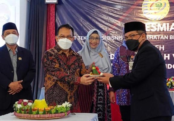 Kepala LLDIKTI Wilayah VI Jawa Tengah Bpk. Bhimo Widyo Andoko, S.H, M.H memberikan potongan tumpeng kepada Ketua Yayasan Bakti Putra Bangsa Purworejo SARWOKO, S.Ag, S.Kep, Ns, M.Kes.
