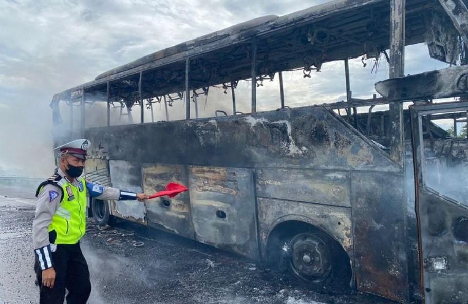 Kondisi Bus Pariwisata PO Al Mubarok yang terbakar di Tol Pandaan - Malang Jawa Timur