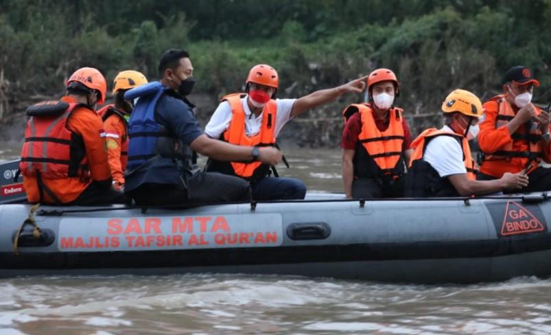 Ganjar Pranowo bersama Gibran Sedang Susur Sungai Bengawan Solo