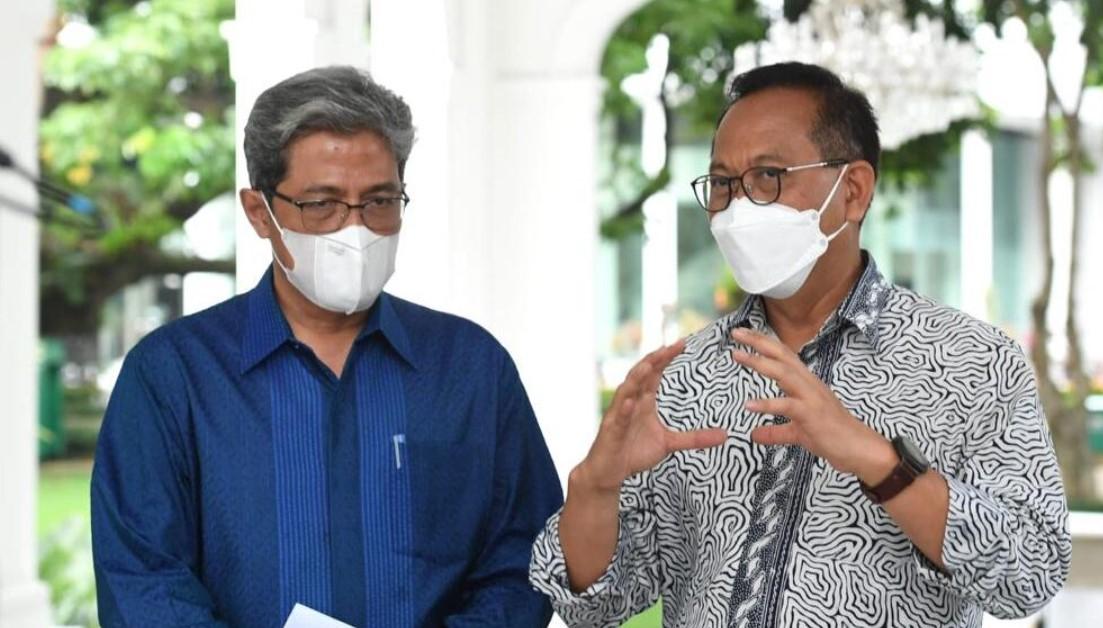Kepala Otorita IKN Bambang Susantono bersama Wakil Kepala Otorita IKN Dhony Rahajoe menyampaikan keterangan pers usai diterima oleh Presiden Joko Widodo di Istana Merdeka