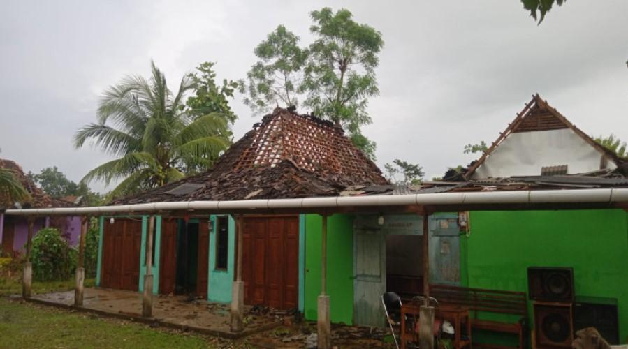 Kondisi rumah warga yang rusak akibat diterjang angin kencang di Kecamatan Paliyan, Gunungkidul