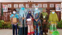 Pimpinan Cabang Muslimat NU Kota Magelang memberikan santunan kepada 62 orang anak yatim