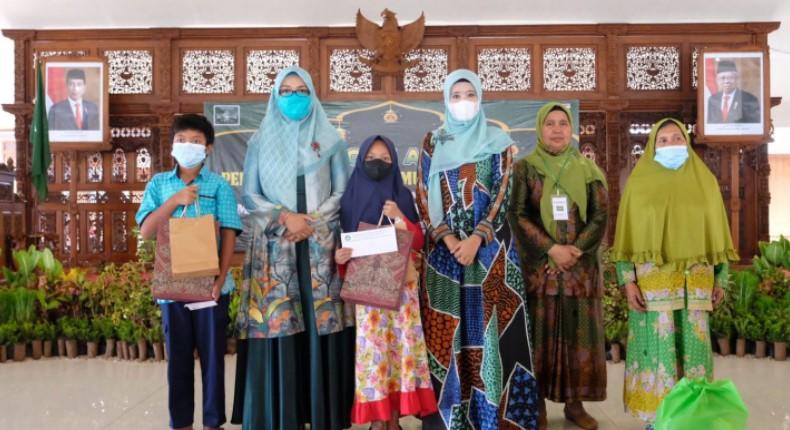 Pimpinan Cabang Muslimat NU Kota Magelang memberikan santunan kepada 62 orang anak yatim
