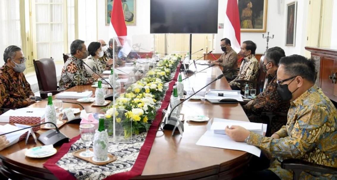 Presiden Joko Widodo menerima Panitia Seleksi (Pansel) Pemilihan Calon Anggota Dewan Komisioner Otoritas Jasa Keuangan Periode 2022-2027 di Istana Kepresidenan Bogor